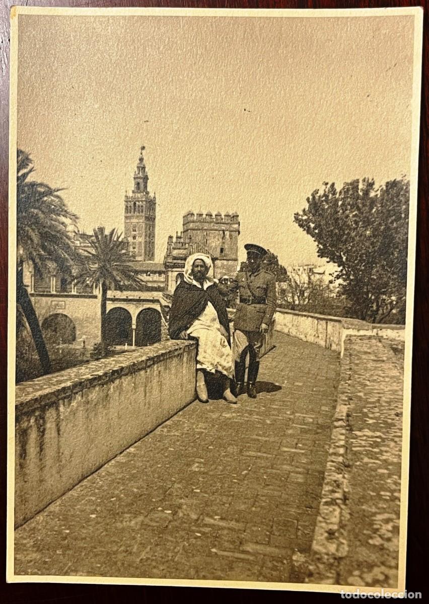 Militaria: Fotograf&iacute;a original de autoridad marroqui de los peregrinos marroqu&iacute;es posando en Sevilla, con la Gi