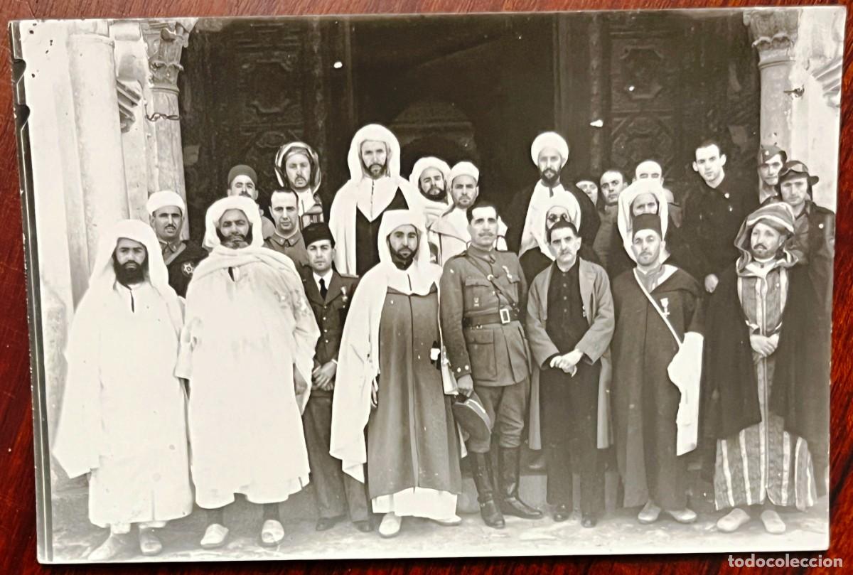 Militaria: Fotograf&iacute;a original de grupo de autoridades marroquies en Sevilla 1937 jnto con oficiales espa&ntilde;olees