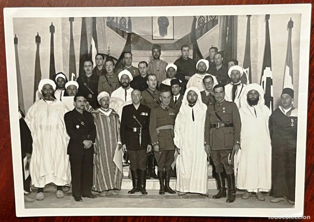 Militaria: Fotograf&iacute;a original de grupo de autoridades marroquies en Sevilla 1937 jnto con oficiales espa&ntilde;olees
