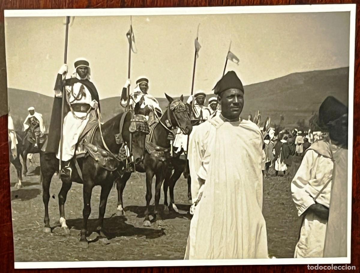 Militaria: Fotograf&iacute;a de jinetes de la Mehal-la Jalifiana marroqu&iacute;es del Protectorado espa&ntilde;ol, relativa a la sa