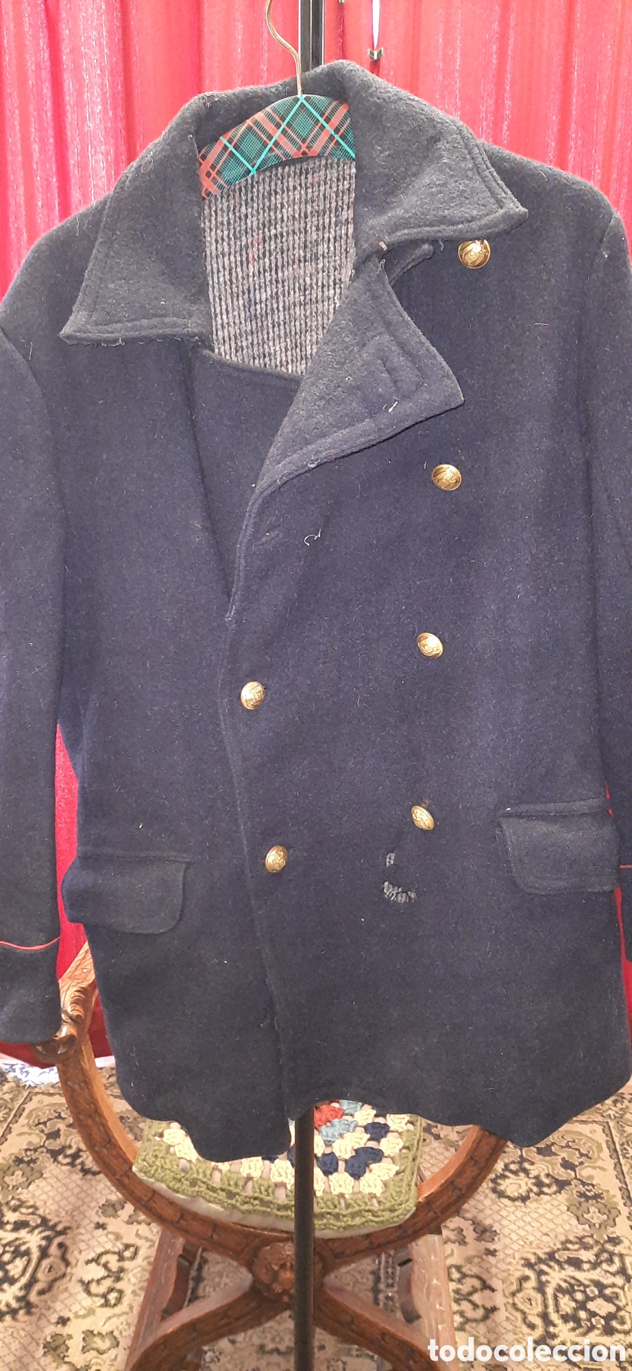 Militaria: Tabardo o abrigo de lana color azul marino con frangas rojas botones escudo franquista