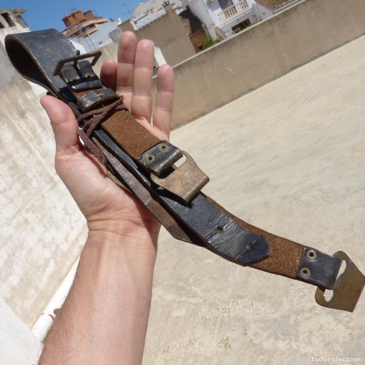 Militaria: Antiguos correajes de cuero con hebillas y ganchos, guerra civil 1936-39. Para cartuchera?