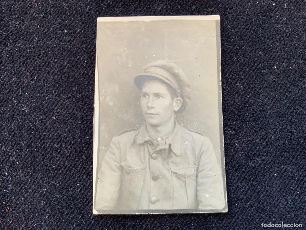 Militaria: Guerra civil espa&ntilde;ola, peque&ntilde;a foto de combatiente, 6,2x4,1cm.