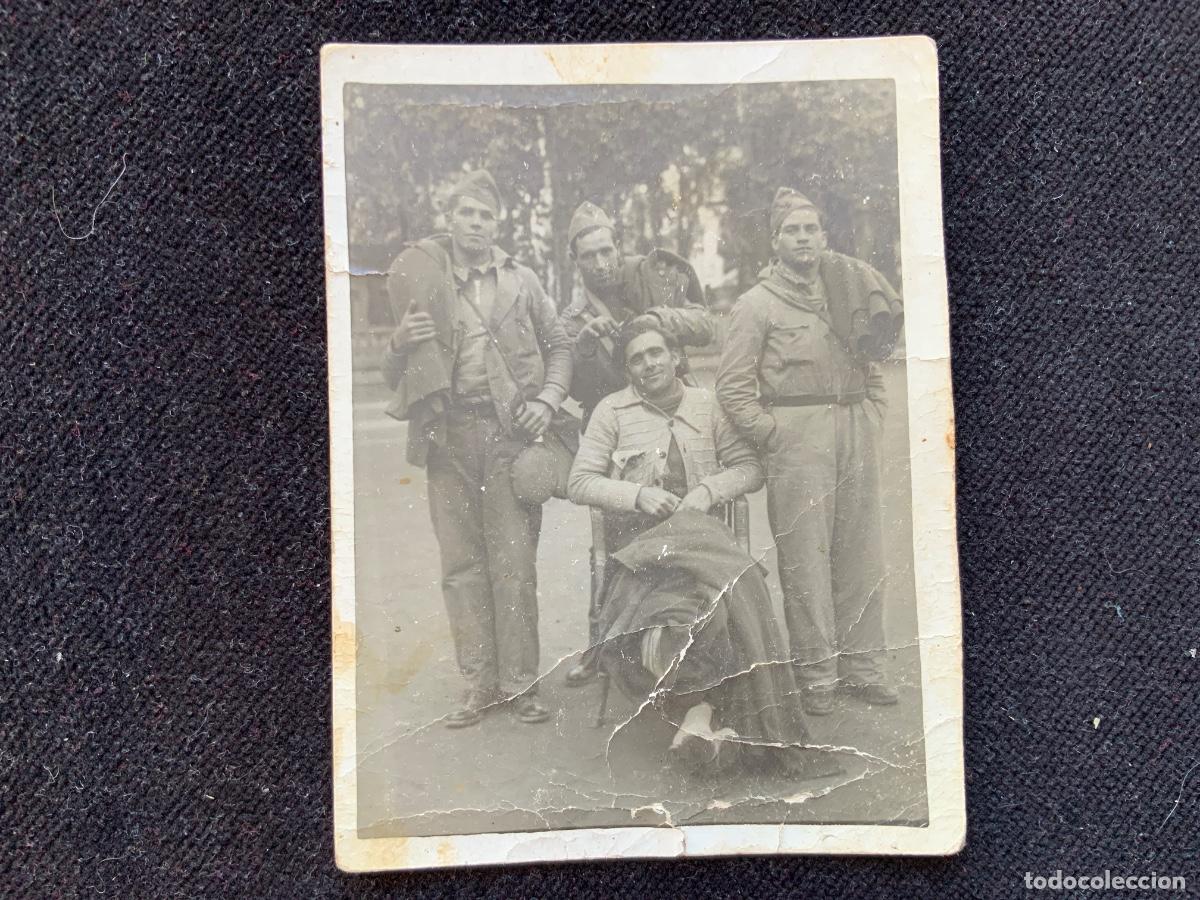 Militaria: Foto de 4 combatientes republicanos de la guerra civil. 6,7x8,9cm.