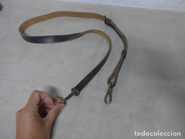 Militaria: Antigua correa de cuero negro para fusil o pistola ? Guerra civil.