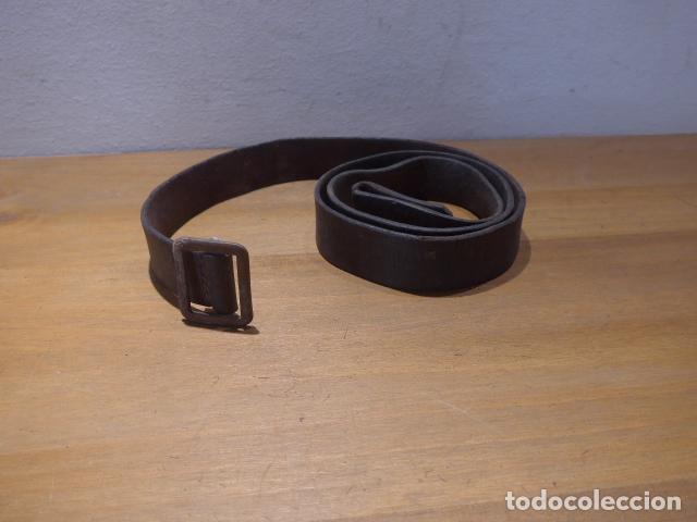 Militaria: Antigua correa de cuero para fusil, original, Guerra civil