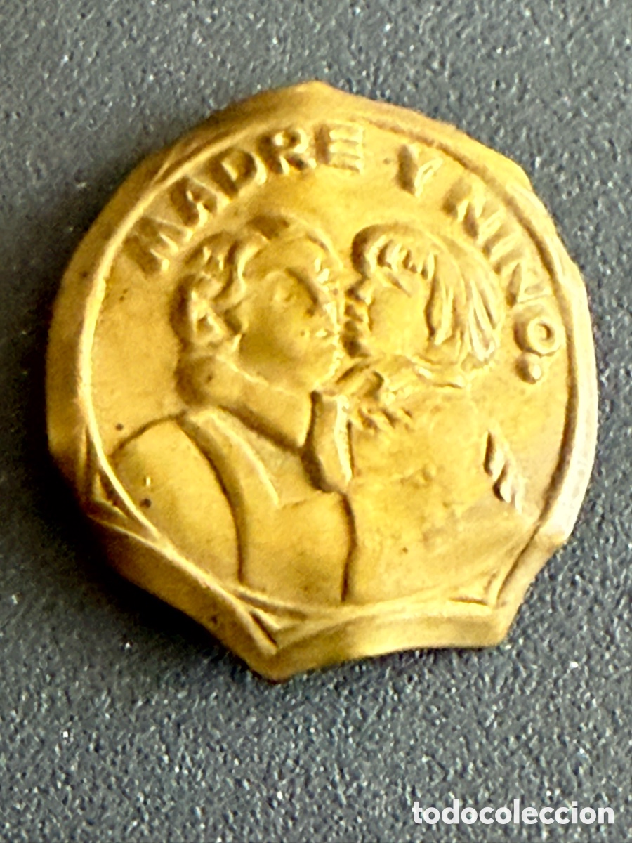 Militaria: Emblema Guerra Civil. Auxilio Social. MADRE Y NI&Ntilde;O