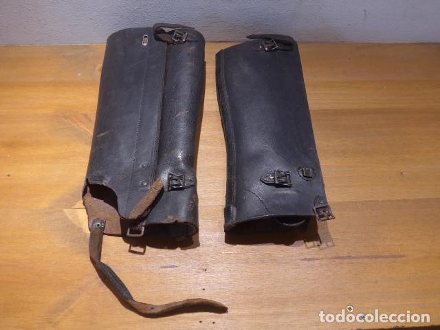 Militaria: Antiguas polainas de cuero negro, originales, de Guerra civil o epoca de Franco.