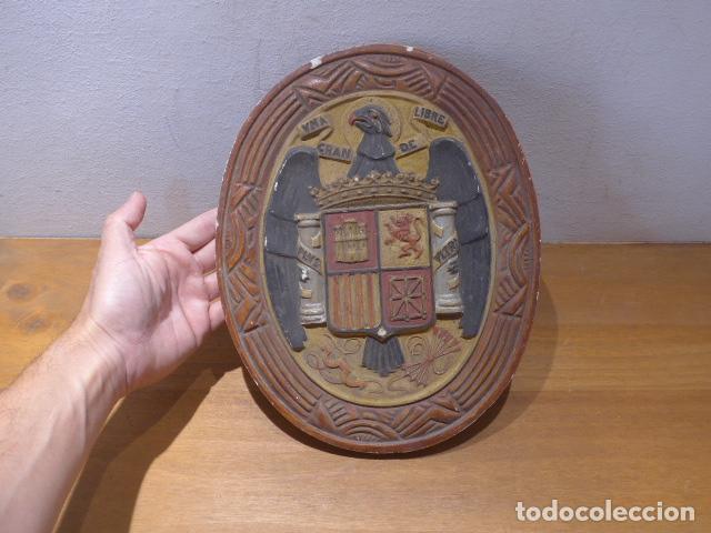 Militaria: Antiguo gran plafon con escudo franquista, original de edificio oficial de Franco. En yeso pintado.