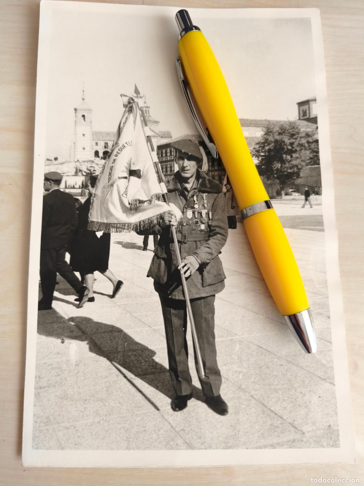Militaria: Requete con la bandera del Tercio y las condecoraciones de la guerra Civil