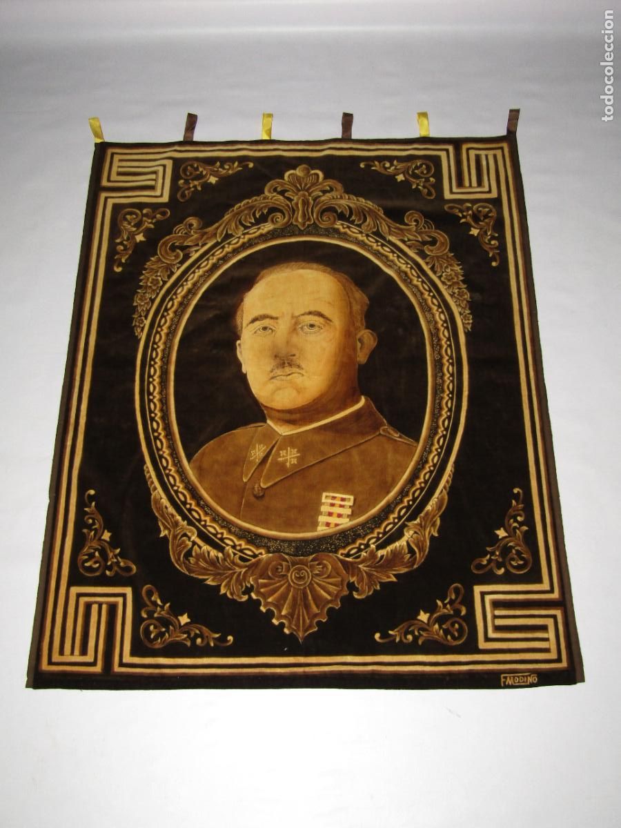 Militaria: Antiguo Repostero en Terciopelo con FRANCO con Uniforme de Teniente General Marcada FMODINO