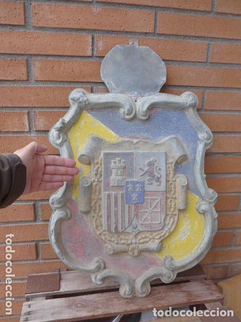 Militaria: Antiguo gran escudo espa&ntilde;ol de metal de Alfonso XIII republicanizado en epoca de la Republica.