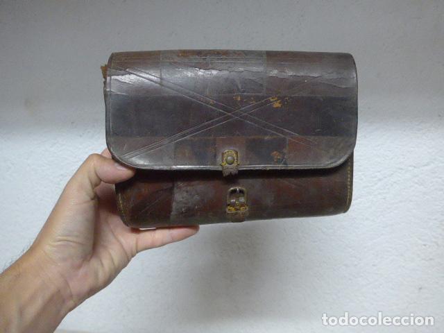 Military Antiques: Antigua cartera o cartuchera de cuero a identificar, guerra civil ? II Guerra mundial ?