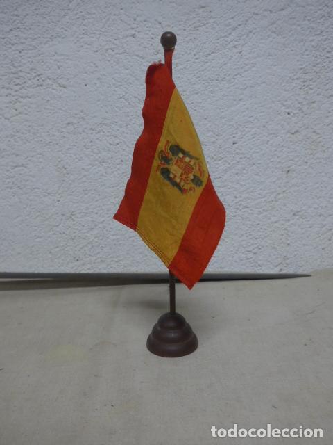 Militaria: Antiguo banderin de sobremesa con la bandera espa&ntilde;ola franquista, original, bandera de Franco.