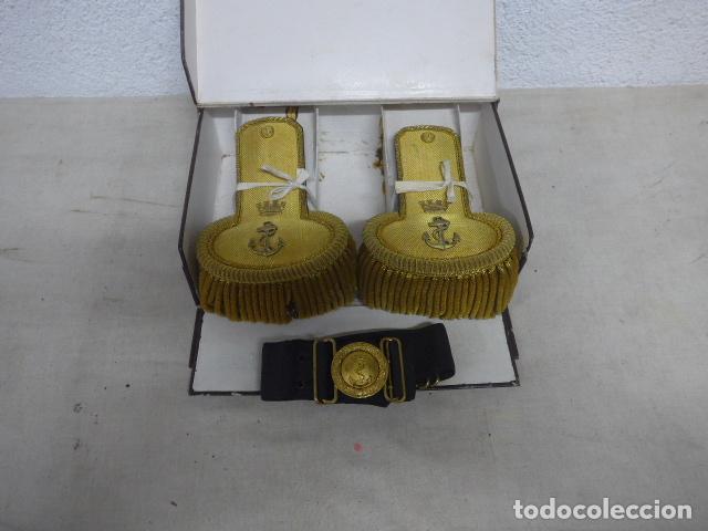 Militaria: Antigua caja de oficial de la marina republicana: hombreras de gala + cinturon y hebilla. Republica