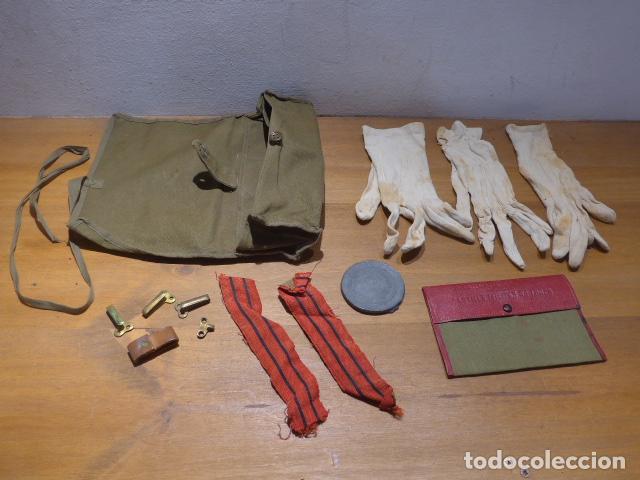 Militaria: Lote de soldado de Alfonso XIII y Republica: neceser, espejo, guantes, cartilla, galones&hellip;