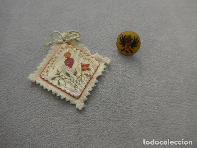 Militaria: Antiguo lote de un requete carlista de guerra civil: insignia y detente bala pintado de epoca.