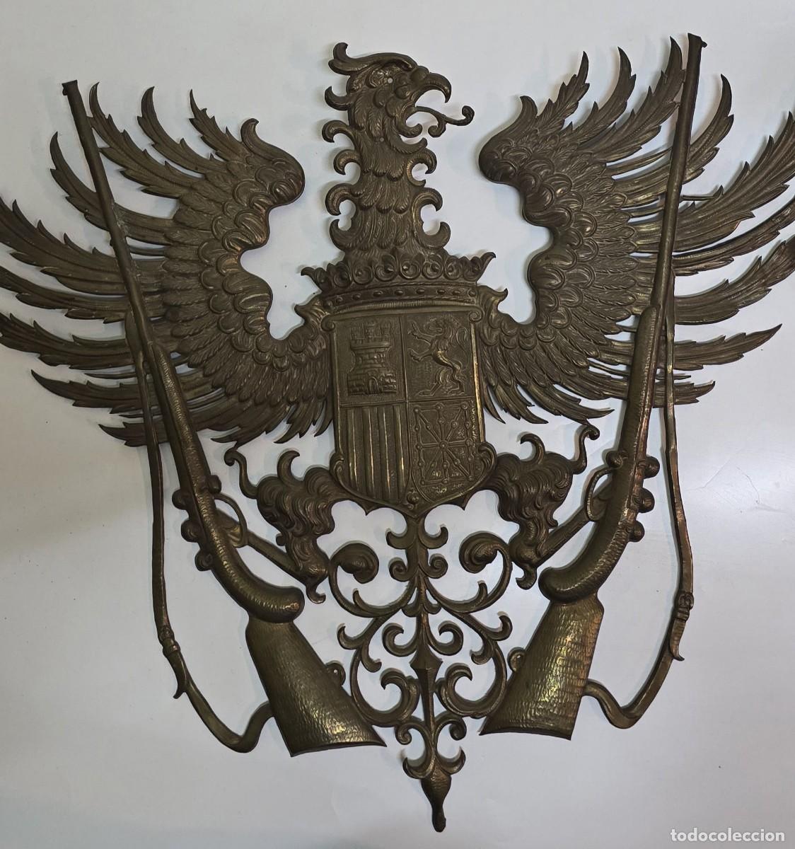 Militaria: Escudo met&aacute;lico Caza Espa&ntilde;a. &Eacute;poca guerra civil espa&ntilde;ola.