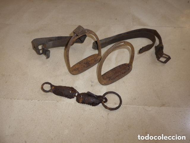 Militaria: Lote 2 antiguos estribos de caballeria de hierro de forja, pareja, originales.
