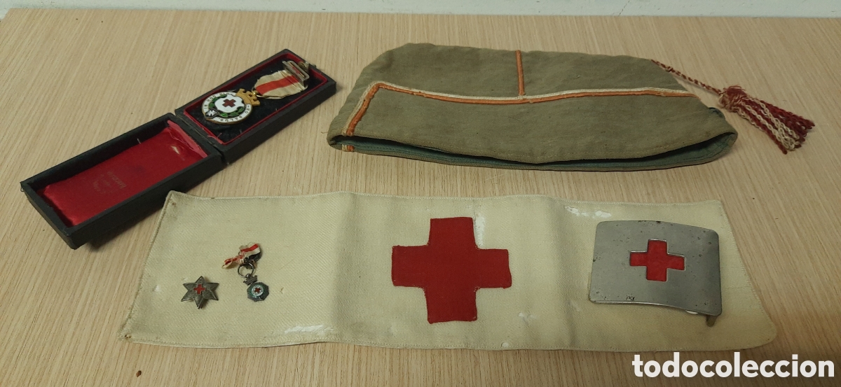 Militaria: Lote Cruz Roja Guerra civil hebilla. Gorrillo,Medalla,Medalla de ojal ,Estrella alferez,Brazalete