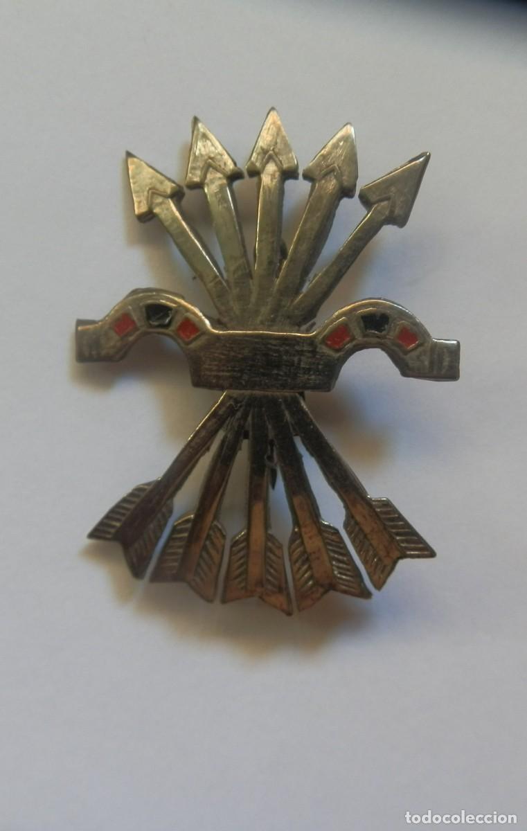 Militaria: Insignia de Falange Espa&ntilde;ola de pecho en metal, detalles esmaltados en rojo y negro, GUERRA CIVIL.