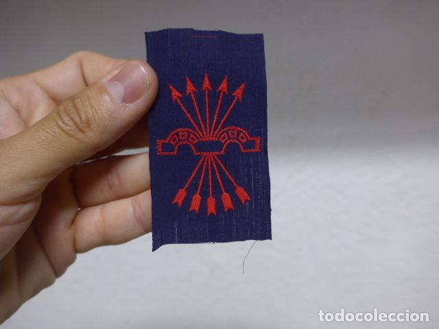 Militaria: Antiguo parche original de Falange sobre fondo azul, guerra civil o Division azul