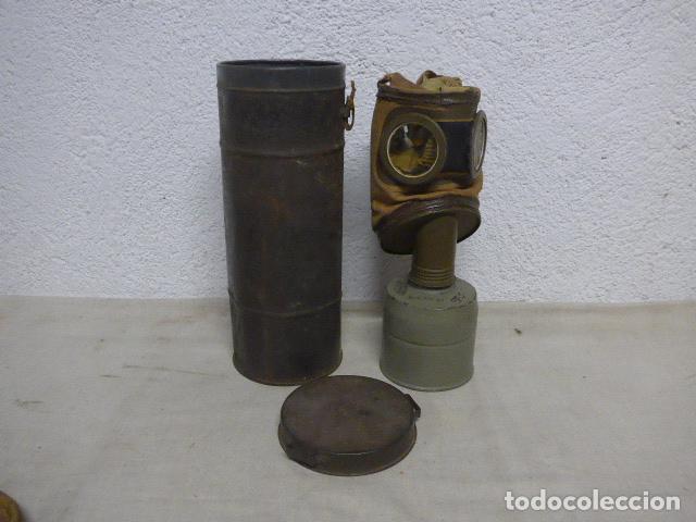 Militaria: Antigua mascara de gas francesa con filtro checo, marcada 1938, careta antigas. Guerra civil.