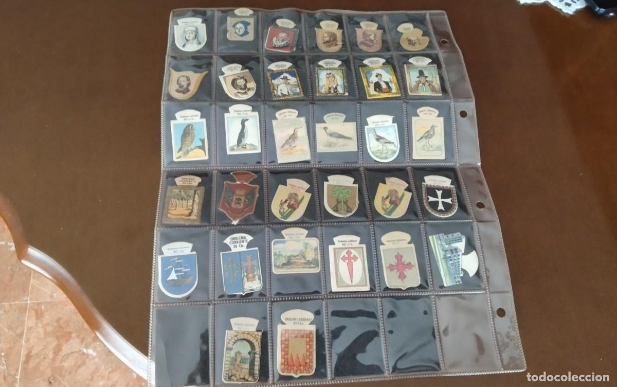 Militaria: LOTE DE 32 EMBLEMAS DE 30 CTS , TODOS DIFERENTES , MONTADOS EN HOJA