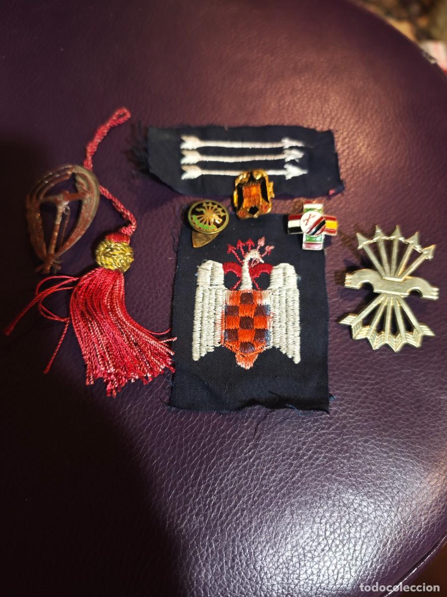 Militaria: Falange Frente juventudes lote parche insignias flecos guerra civil