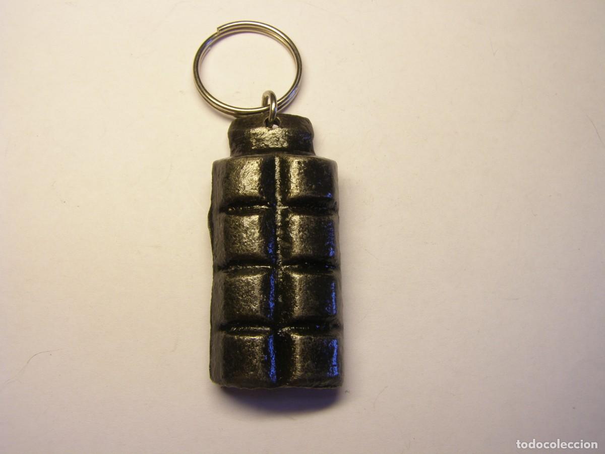 Militaria: Llavero con fragmento de granada de mano republicana. Guerra Civil Espa&ntilde;ola.