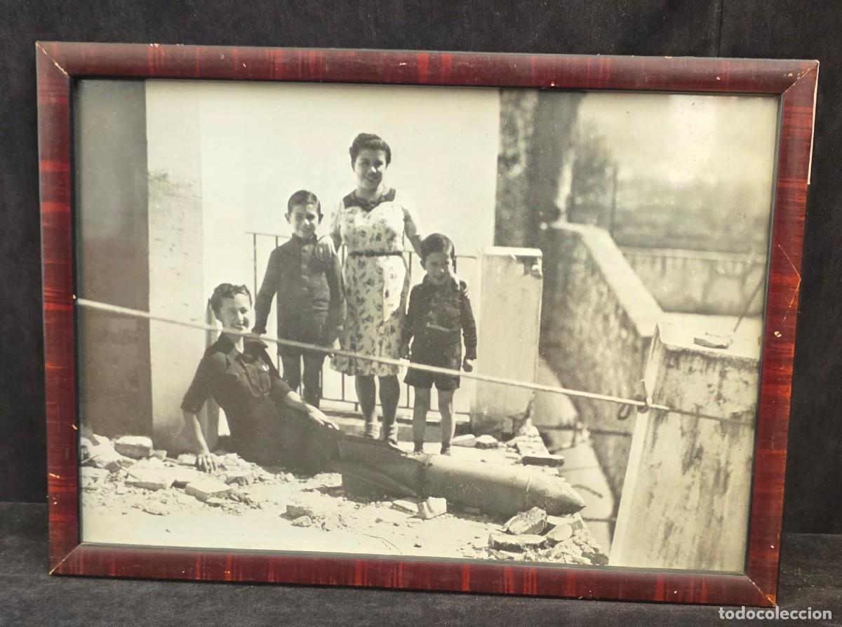 Militaria: Fotograf&iacute;a Antigua Enmarcada Familia con Proyectil de Guerra &ndash; Posguerra Espa&ntilde;ola &ndash; 26X36CM