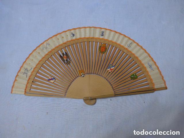 Militaria: Antiguo abanico militar con las divisiones cuerpos de ejercito nacional de la guerra civil. Firmado.
