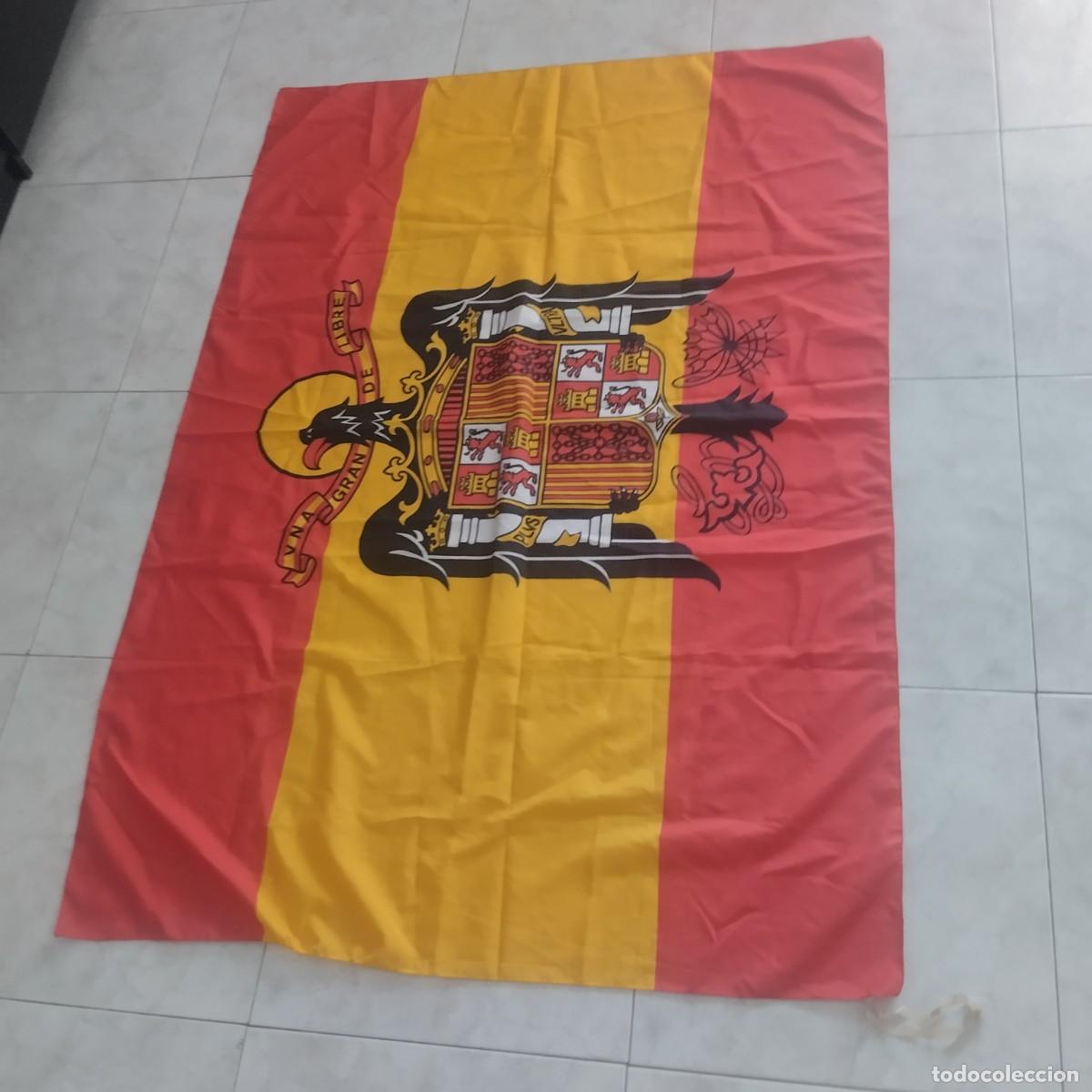 Militaria: Bandera de Espa&ntilde;a con escudo del &aacute;guila de San Juan - Una grande y libre &ndash; Gran formato