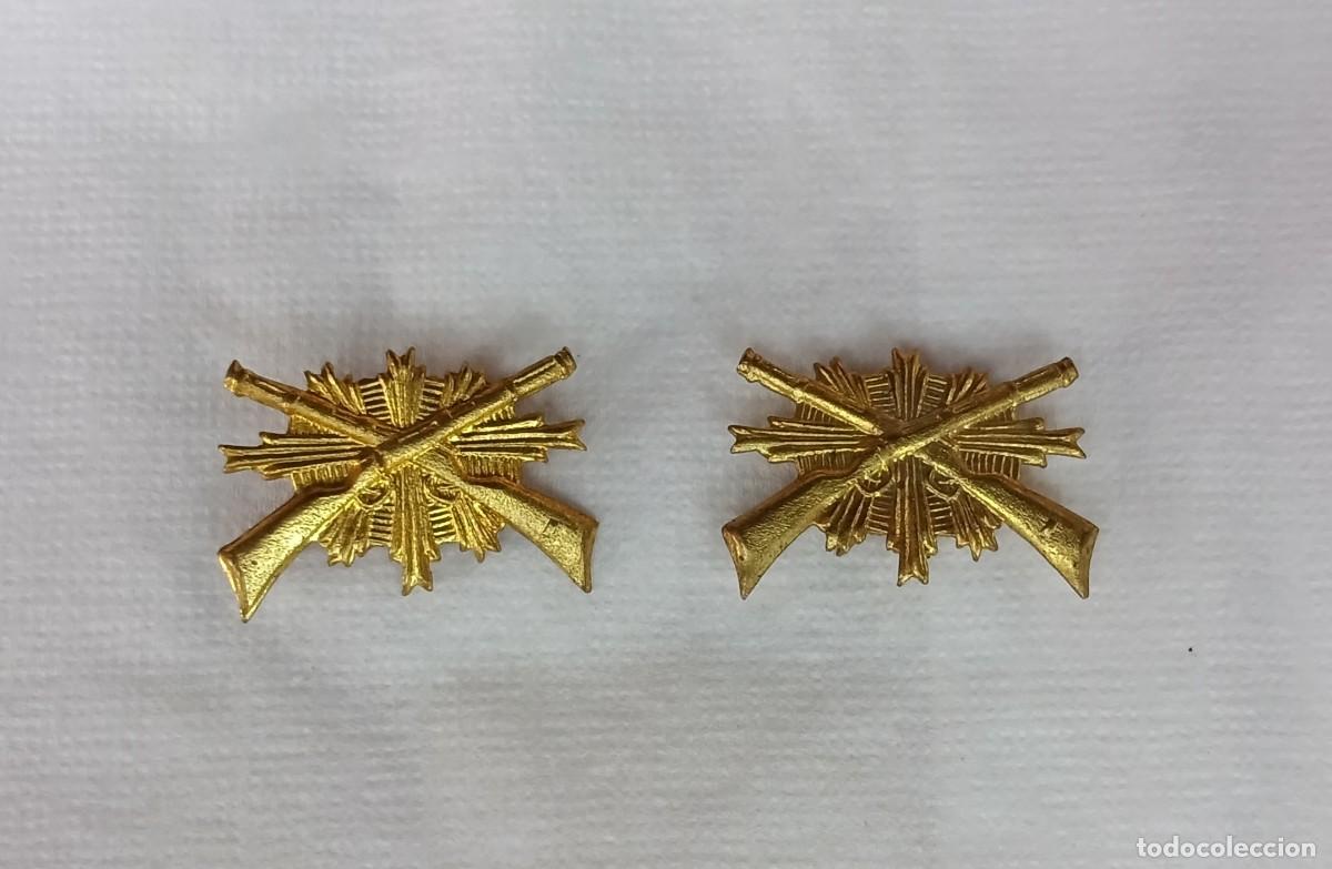 Militaria: Pareja de emblemas de carabineros M1931, Segunda Rep&uacute;blica, Guerra Civil. Con patillos.