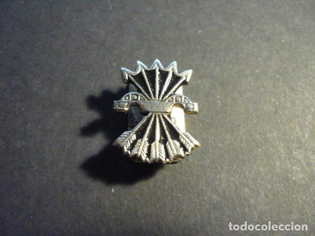 Militaria: YUGO Y FLECHAS INSIGNIA DE SOLAPA 2 X 1 CM NUMERADA