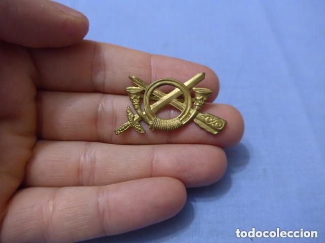 Militaria: Antigua insignia de gorra de infanteria, republica y guerra civil. Original.