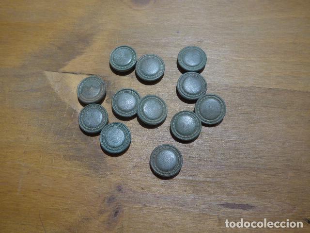 Militaria: Lote de 12 antiguos botones originales de guerra civil, color gris verde.