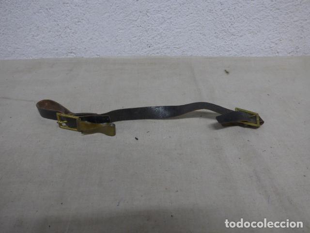 Militaria: Antiguo portasable o porta espada de cuero negro, guerra civil y posguerra, original