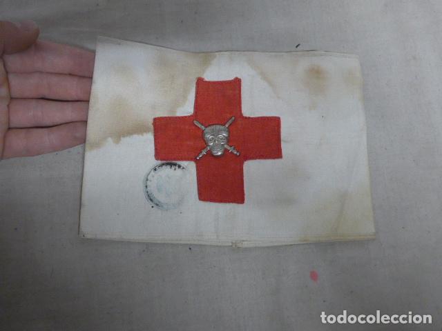 Militaria: Antiguo brazalete de Cruz Roja con emblema de calavera y sello a identificar, creo ruso guerra civil