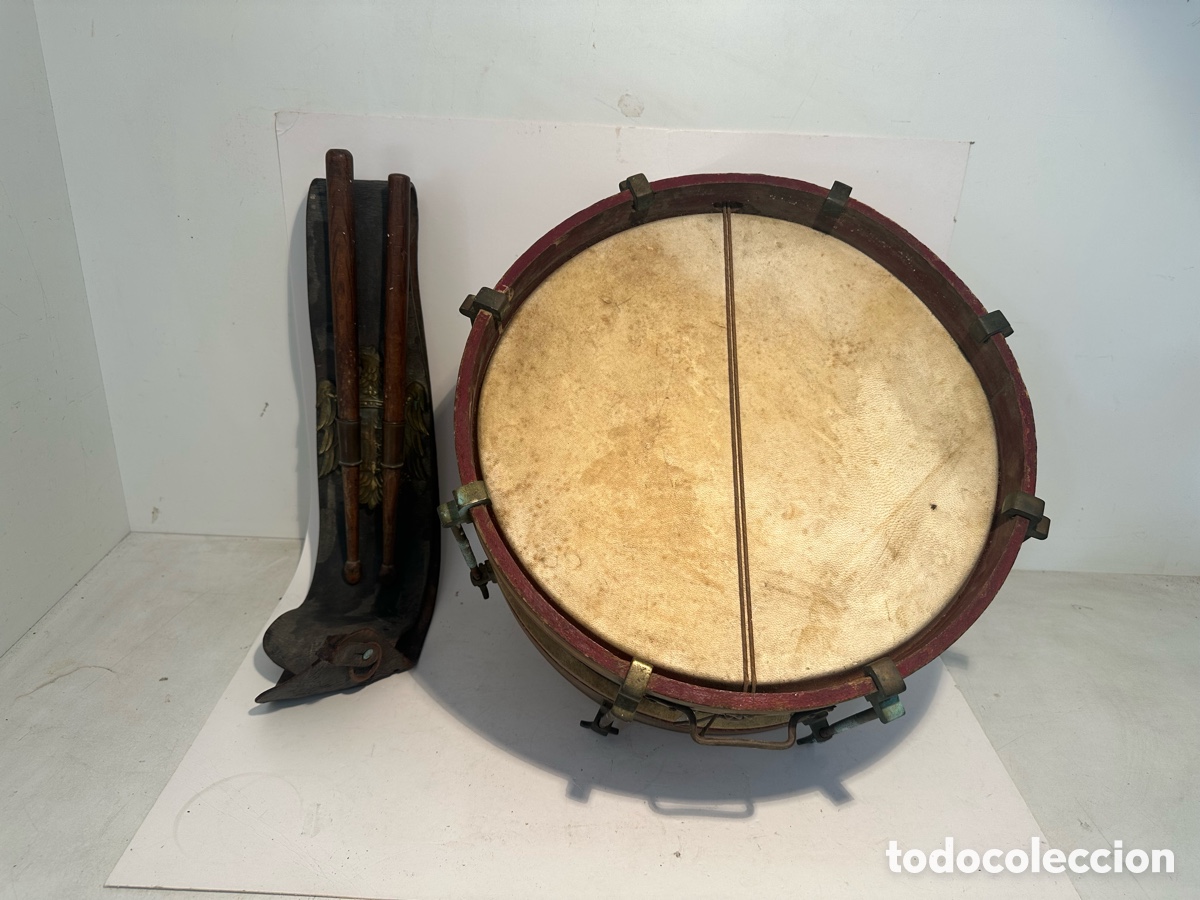 Militaria: CONJUNTO DE TAMBOR Y BAQUETERO ORIGINAL DE LA GUERRA CIVIL, ESCUDO FALANGE.