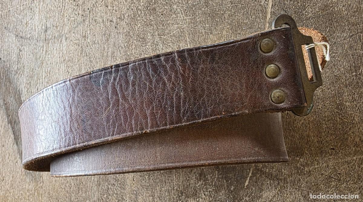 Militaria: Correa de cuero marr&oacute;n