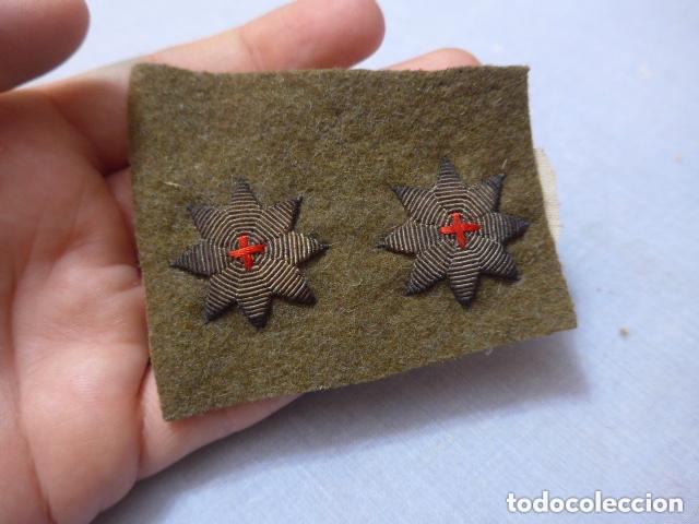 Militaria: Antigua pareja de estrellas de 8 puntas bordadas de cruz roja, galleta guerra civil o anterior.