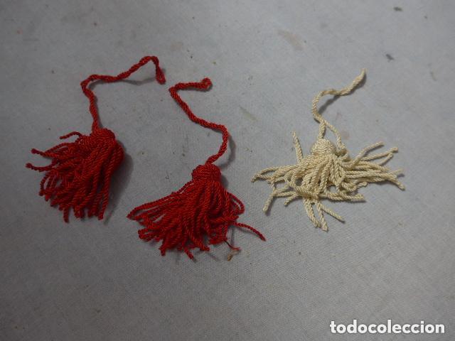 Militaria: Lote de 3 antigua borla de gorrillo, guerra civil y posguerra. 2 rojas y 1 blanca.