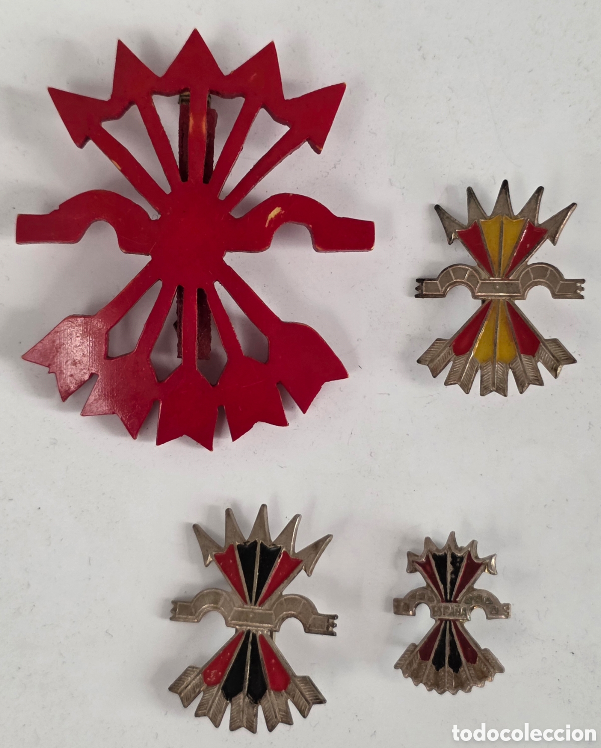 Militaria: 4 Insignias aguja Falange - Yugo y Flechas - Roja Escudo Bandera Espa&ntilde;a - Guerra Civil Espa&ntilde;ola
