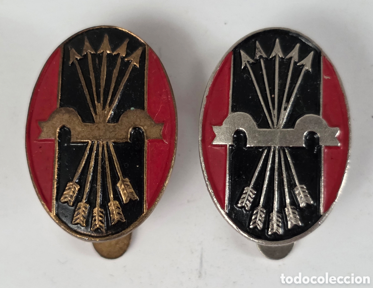 Militaria: 2 Insignias de ojal Falange Escudos Dorado y Plateado - Guerra Civil Espa&ntilde;ola