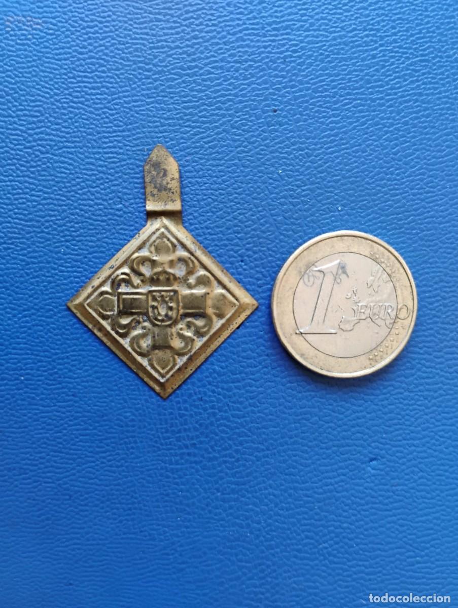 Militaria: EMBLEMA METALICO AUXILIO SOCIAL - CUERPO DEL EJERCITO DEL MAESTRAZGO
