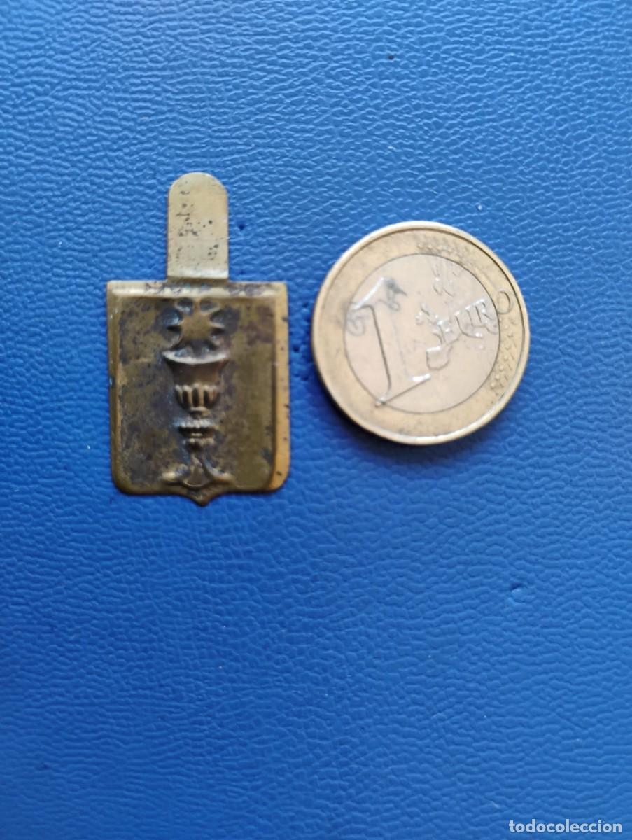 Militaria: EMBLEMA METALICO AUXILIO SOCIAL - CUENCA