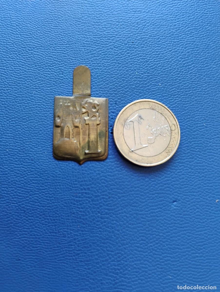 Militaria: EMBLEMA METALICO AUXILIO SOCIAL - CASTILLA Y LEON