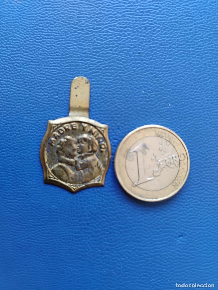 Militaria: EMBLEMA METALICO AUXILIO SOCIAL - MADRE Y NI&Ntilde;O