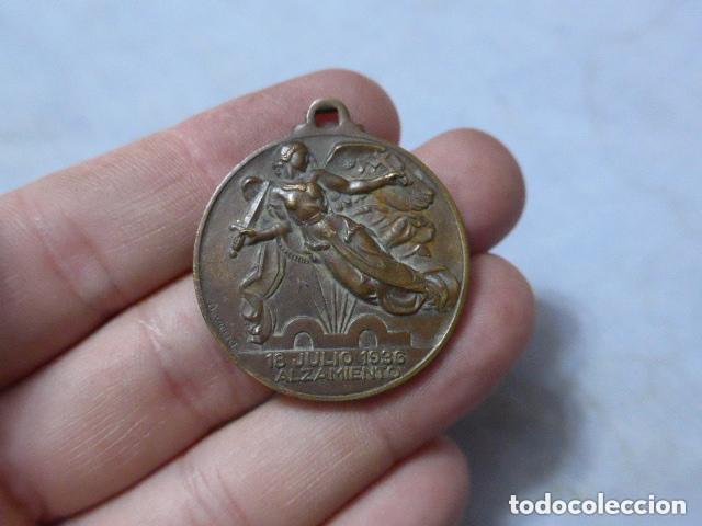 Militaria: Antigua medalla de guerra civil del alzamiento nacional y la victoria, original.